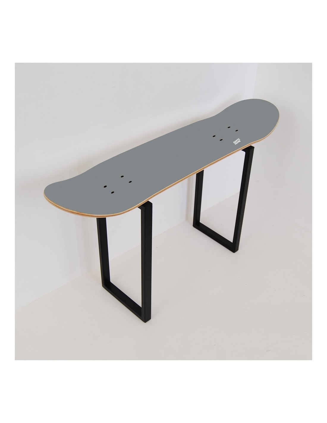 Banco con tabla de monopatín para una buena idea de regalo skate